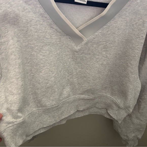 PINK Victoria Secret Cropped Gray V-Neck Women's Sweater Size Large - Picture 4 of 11
